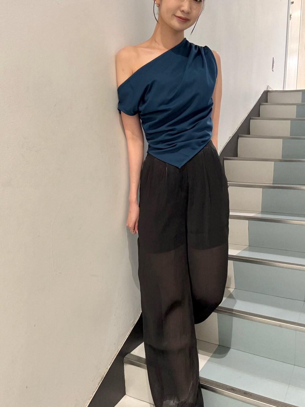 ブラック系のその他パンツ、ブラウン系のショルダーバッグ、ブルー系のTシャツ/カットソーを着用したレディースの夏コーディネートの6枚目の写真