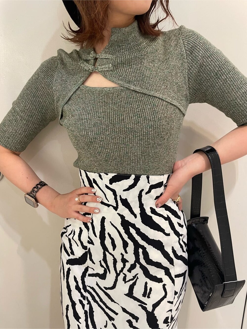 その他のスカート、ブラック系のサンダル、ブラック系のハンドバッグを着用したレディースの夏コーディネートの2枚目の写真