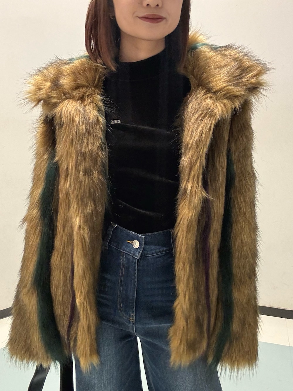 その他のその他アウター、ブラック系のブーツ、ブラック系のTシャツ/カットソーを着用したレディースの秋コーディネートの4枚目の写真