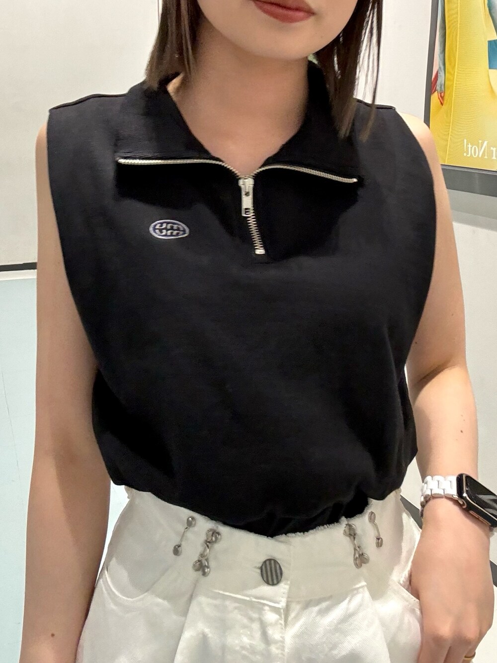 ブラック系のTシャツ/カットソー、シルバー系のショルダーバッグ、ホワイト系のデニムパンツを着用したレディースの春コーディネートの4枚目の写真