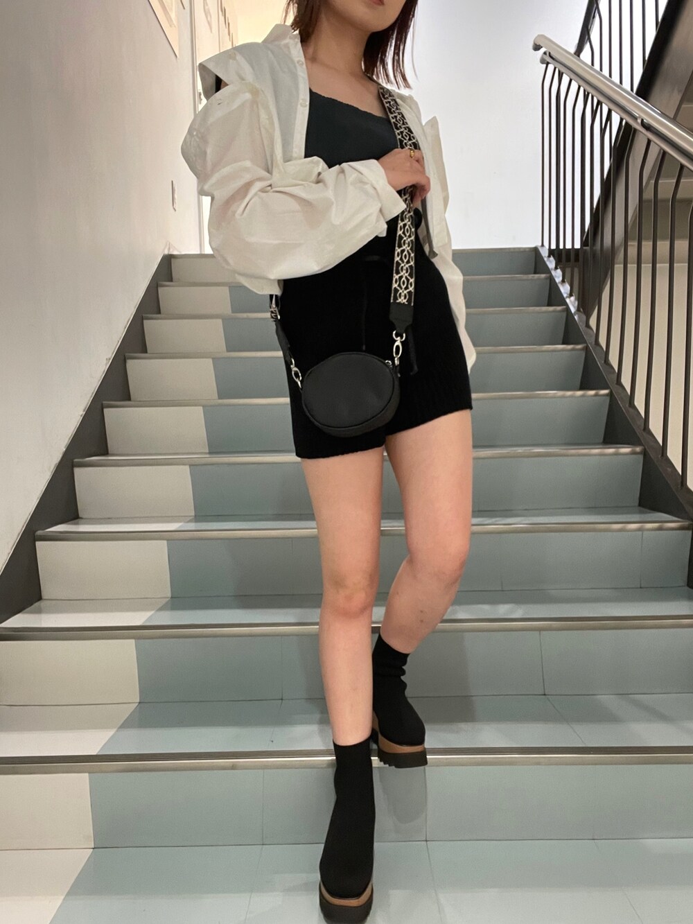 ホワイト系のシャツ/ブラウス、グリーン系のタンクトップ、ブラック系のその他パンツを着用したレディースの夏コーディネートの4枚目の写真