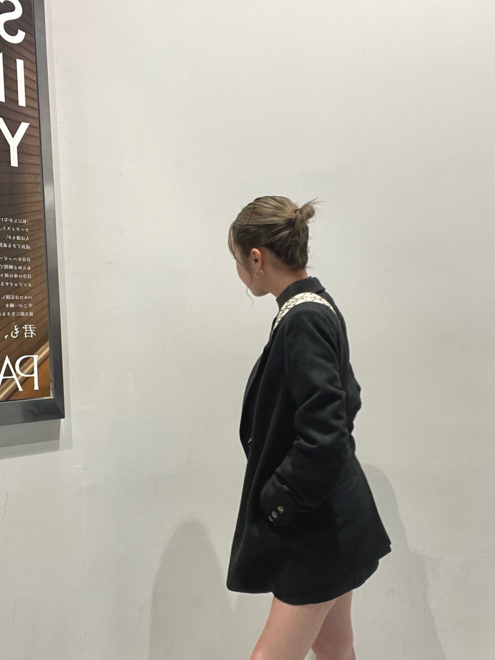 グレー系のテーラードジャケット、グレー系のニット/セーター、グレー系のスカートを着用したレディースの秋コーディネートの4枚目の写真