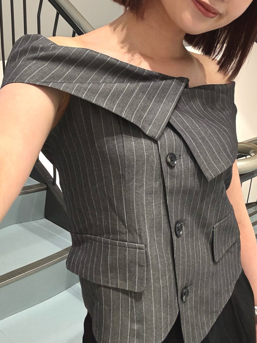 オレンジ系のショルダーバッグ、ブラック系のパンプス、ブラック系のその他パンツを着用したレディースの夏コーディネートの6枚目の写真