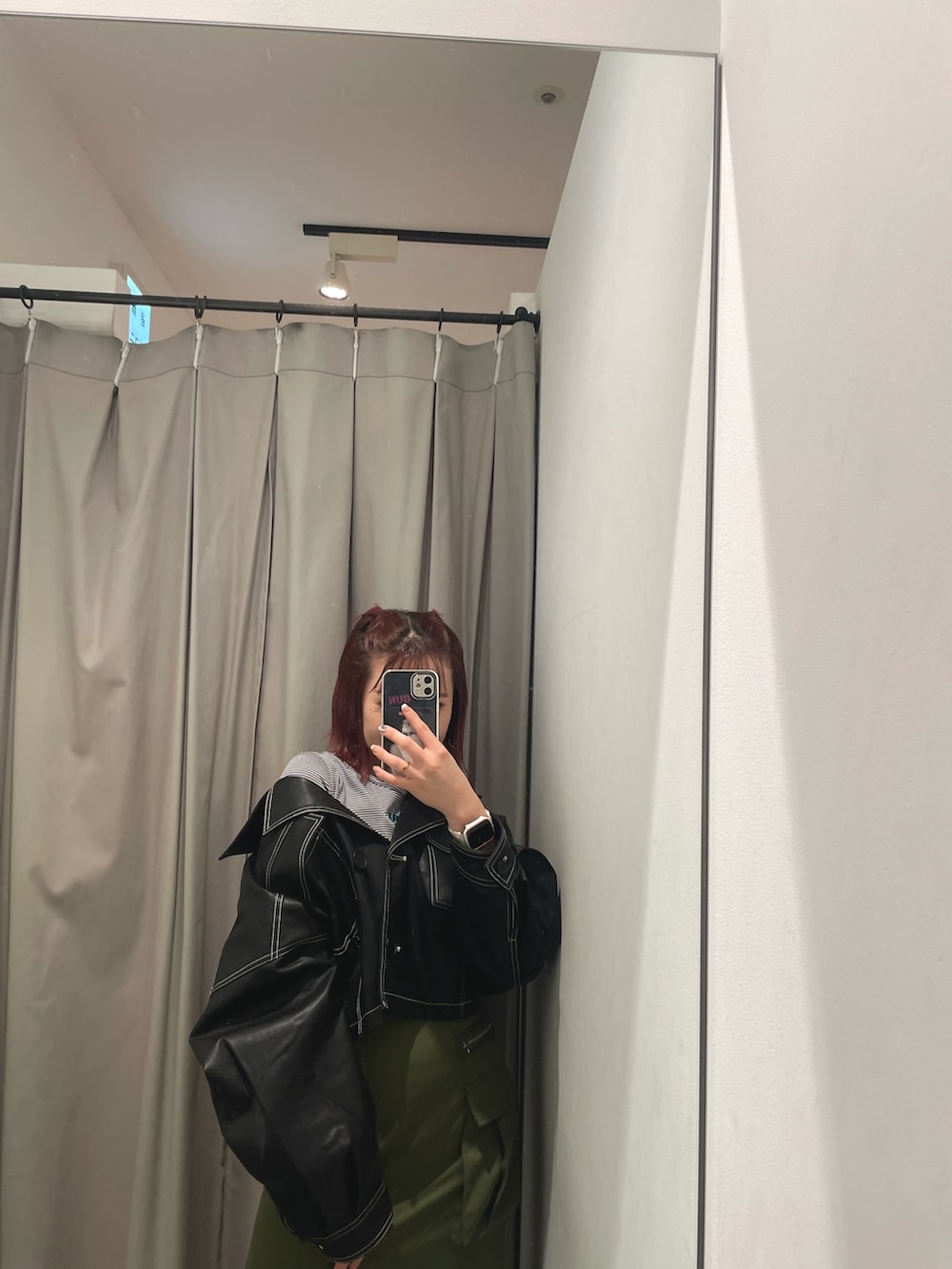 ベージュ系のスカート、その他のTシャツ/カットソー、ブラック系のブルゾンを着用したレディースの夏コーディネートの5枚目の写真