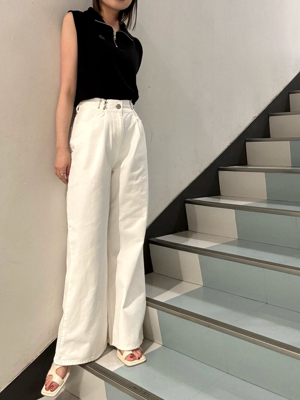 ブラック系のTシャツ/カットソー、シルバー系のショルダーバッグ、ホワイト系のデニムパンツを着用したレディースの春コーディネートの5枚目の写真