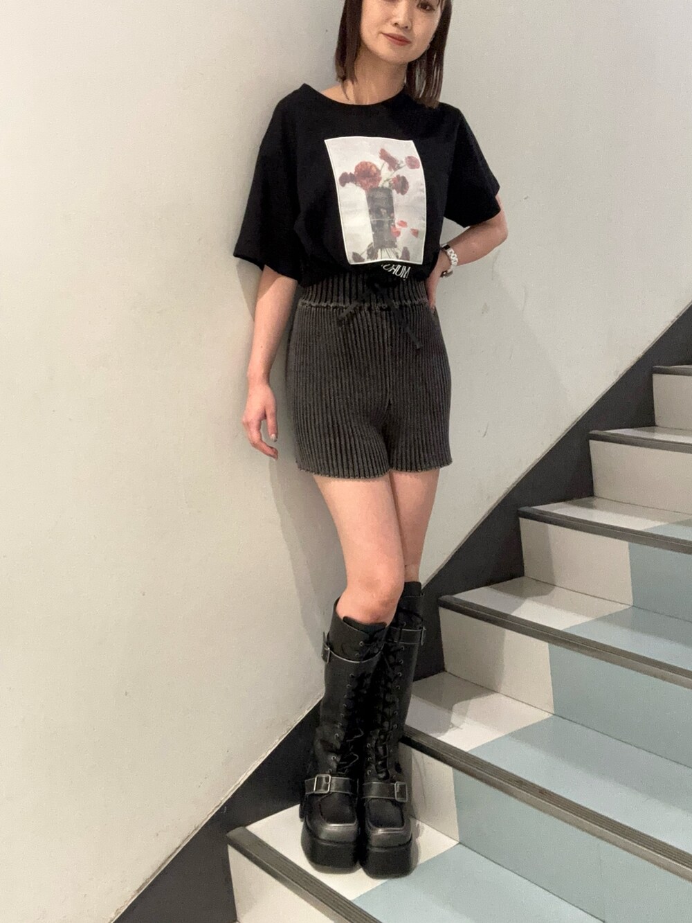 ブラック系のTシャツ/カットソー、ブラウン系のその他パンツ、ブラック系のブーツを着用したレディースの夏コーディネートの5枚目の写真