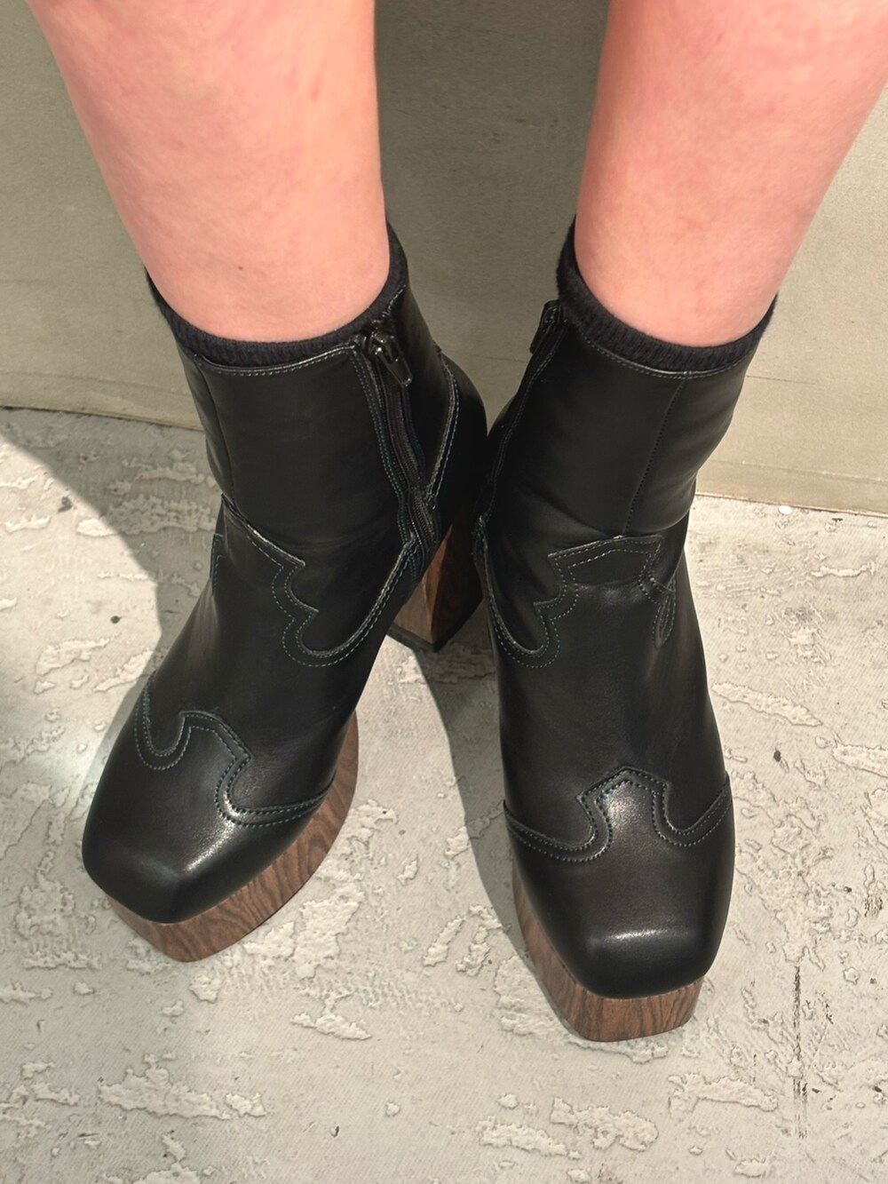 ブラウン系のブルゾン、グレー系のその他パンツ、ブラック系のハンドバッグを着用したレディースの冬コーディネートの7枚目の写真