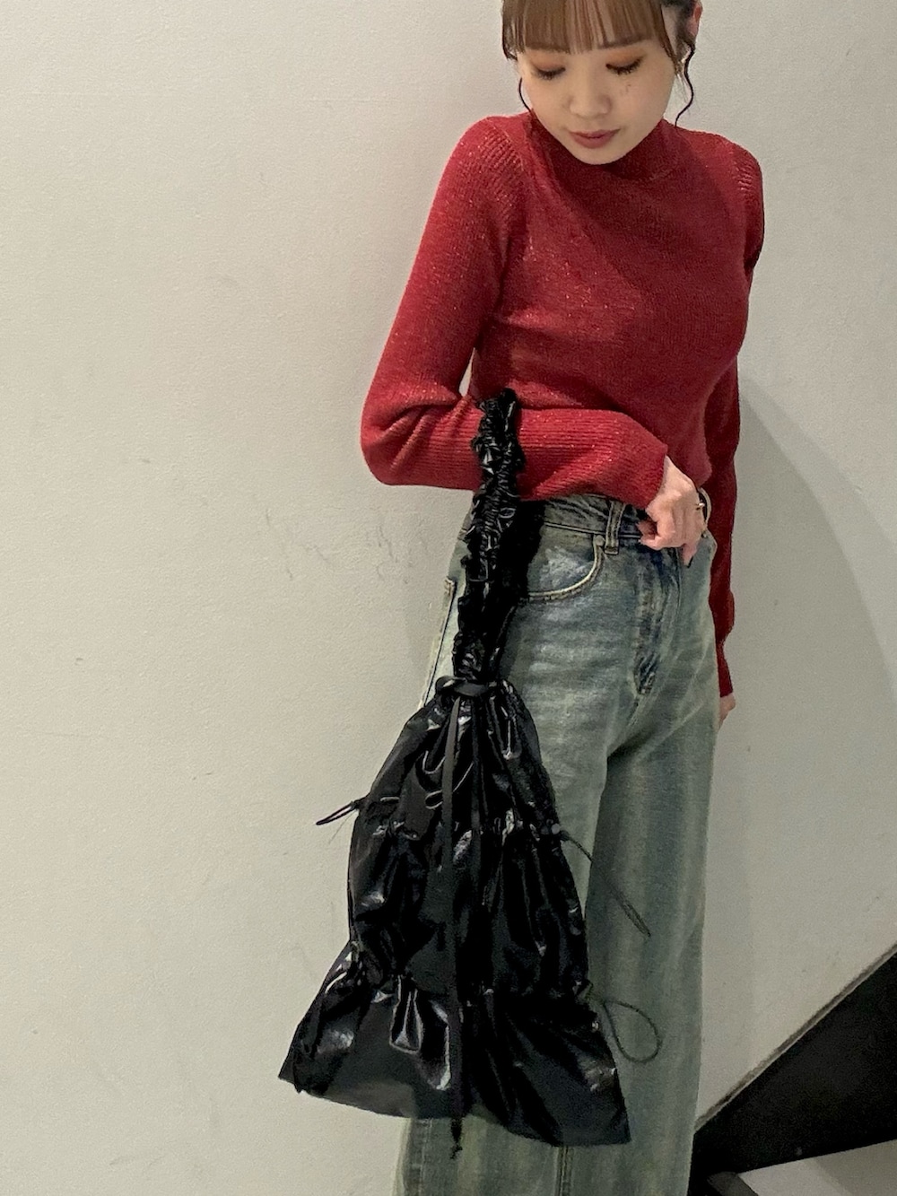 ブラック系のトートバッグ、ホワイト系のムートンコート、レッド系のニット/セーターを着用したレディースの秋コーディネートの6枚目の写真