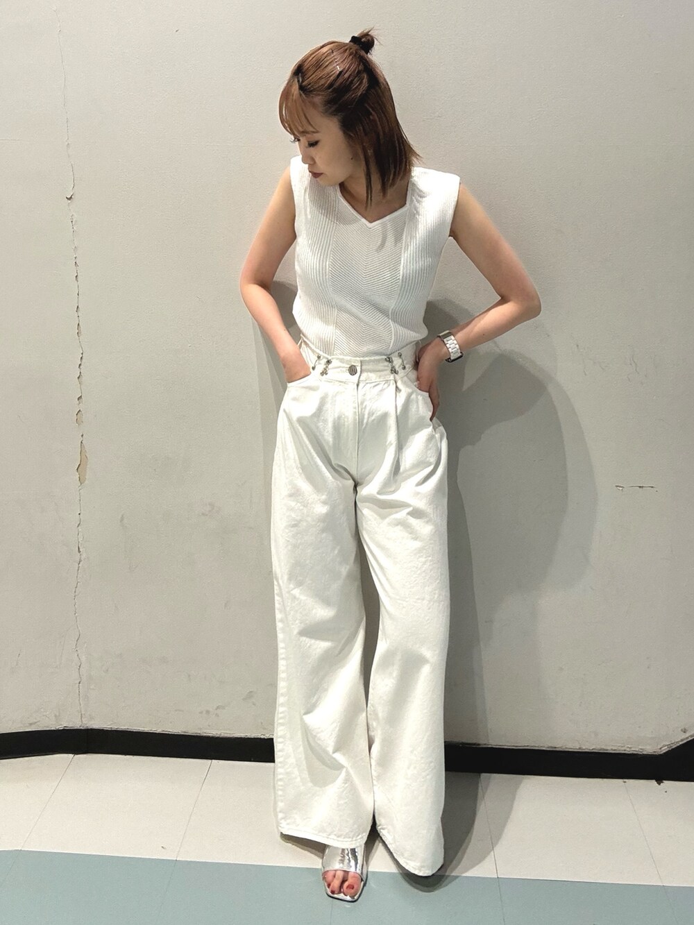 ブラック系のショルダーバッグ、グリーン系のワンピース、シルバー系のサンダルを着用したレディースの夏コーディネートの7枚目の写真