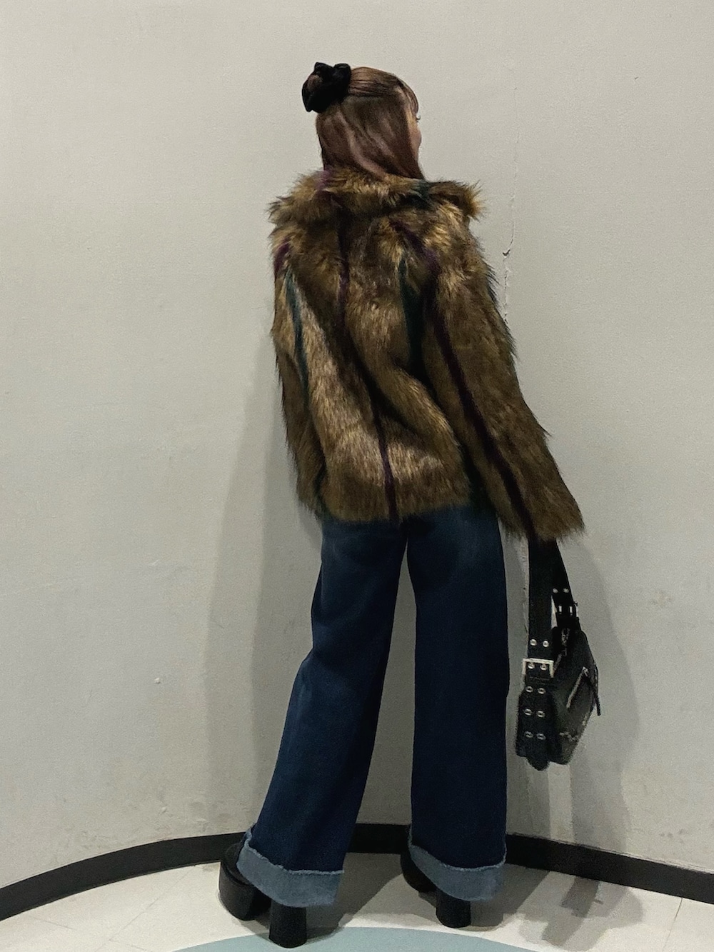 その他のその他アウター、ブラック系のブーツ、ブラック系のTシャツ/カットソーを着用したレディースの秋コーディネートの3枚目の写真