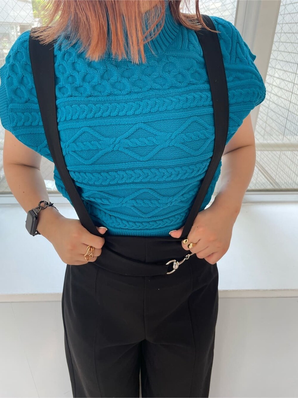 ブルー系のニット/セーター、ホワイト系のブーツ、ブラック系のスラックスを着用したレディースの夏コーディネートの5枚目の写真