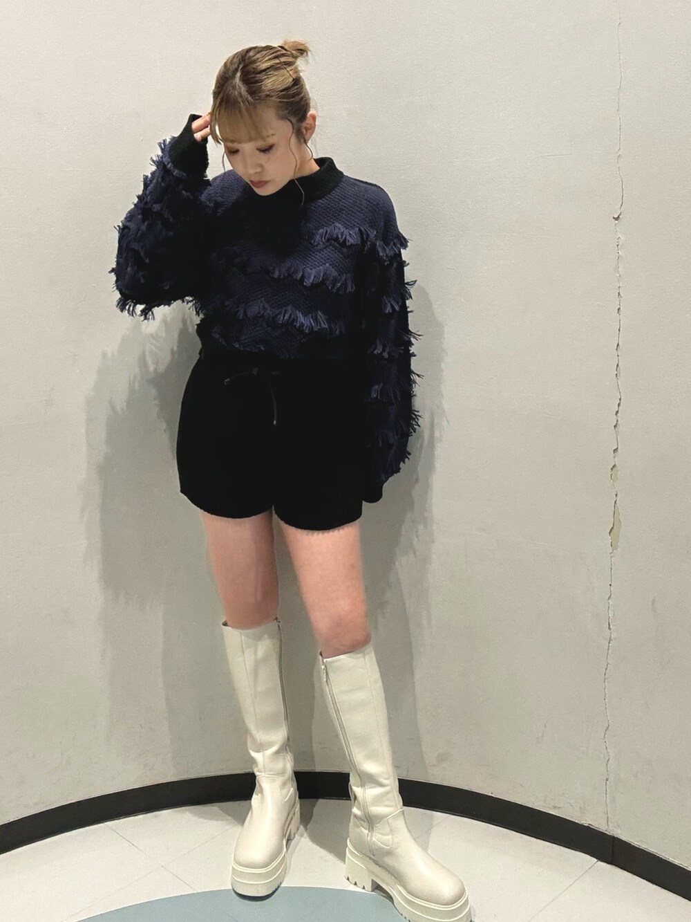 ブラック系のムートンコート、ブラック系のその他パンツ、ホワイト系のブーツを着用したレディースの秋コーディネートの4枚目の写真