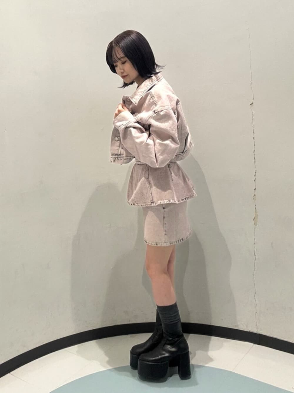 ピンク系のデニムジャケット、ピンク系のその他トップス、ピンク系のデニムスカートを着用したレディースの冬コーディネートの3枚目の写真