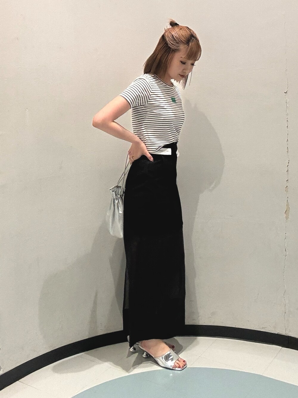 その他のTシャツ/カットソー、ブラック系のスカート、シルバー系のサンダルを着用したレディースの夏コーディネートの2枚目の写真