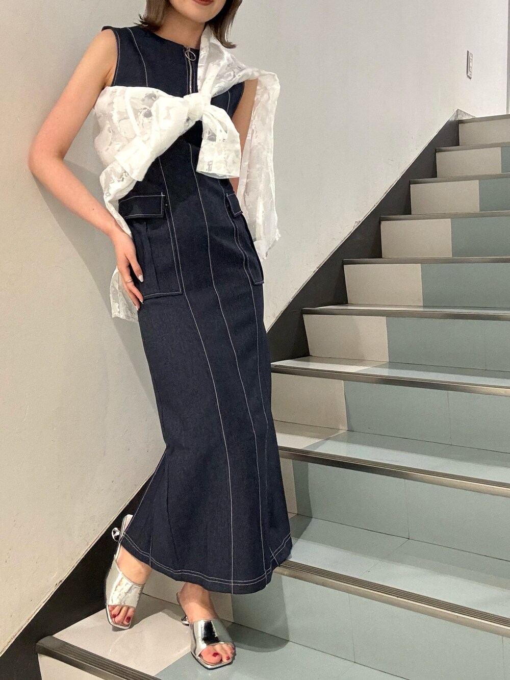 ブルー系のワンピース、ホワイト系のシャツ/ブラウス、ブラック系のショルダーバッグを着用したレディースの春コーディネートの5枚目の写真