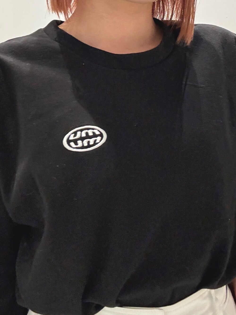 ブラック系のブーツ、ホワイト系のカーゴパンツ、ブラック系のTシャツ/カットソーを着用したレディースの冬コーディネートの6枚目の写真