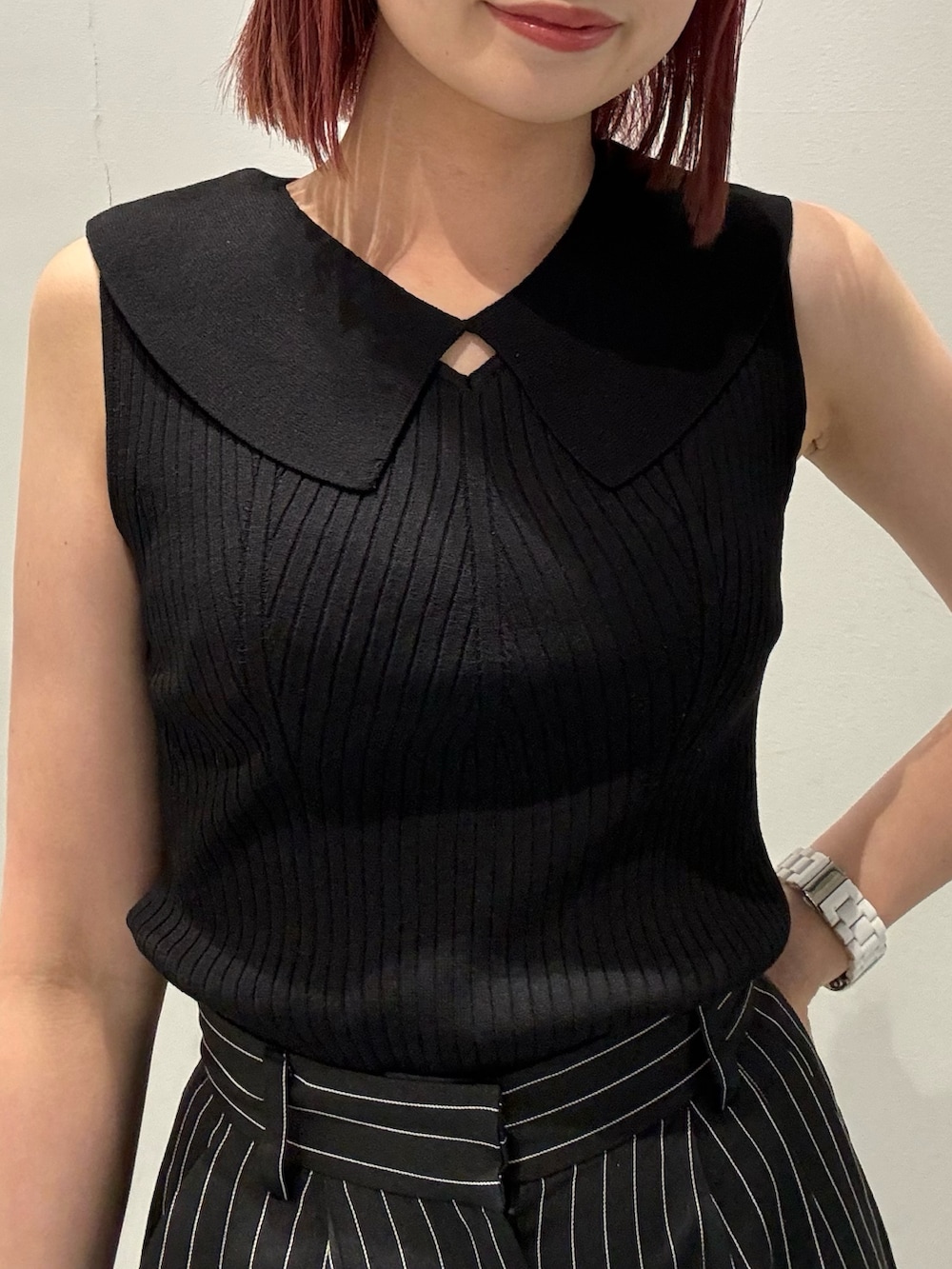 ブラック系のその他パンツ、ブラック系のショルダーバッグ、ブラック系のニット/セーターを着用したレディースの夏コーディネートの4枚目の写真