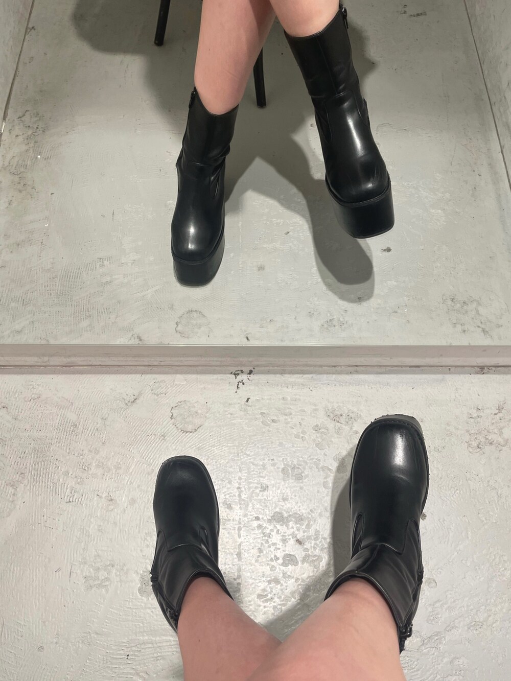 ホワイト系のショルダーバッグ、グリーン系のワンピースを着用したレディースの秋コーディネートの7枚目の写真