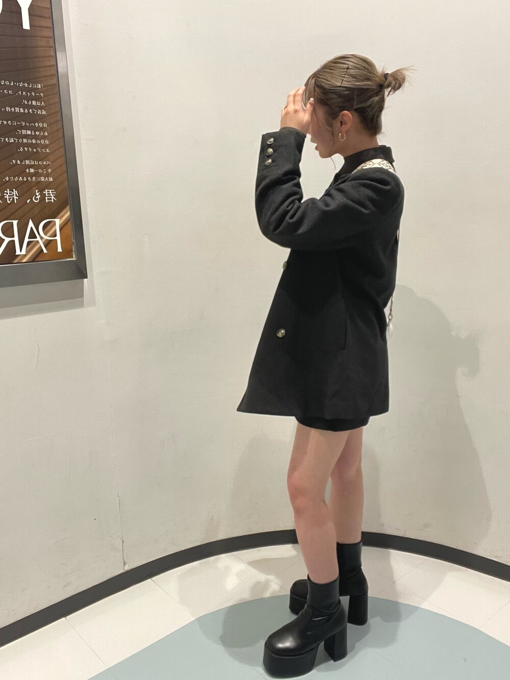 グレー系のテーラードジャケット、グレー系のニット/セーター、グレー系のスカートを着用したレディースの秋コーディネートの3枚目の写真