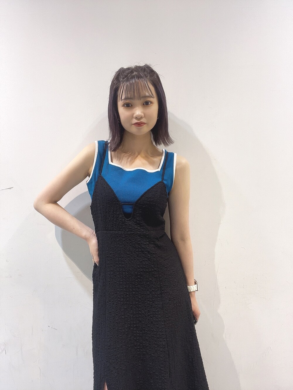 ブラック系のショルダーバッグ、ホワイト系のサンダル、ブルー系のタンクトップを着用したレディースの春コーディネートの2枚目の写真