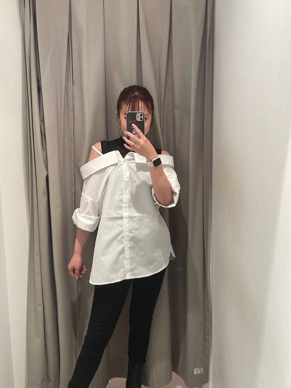 イエロー系のハンドバッグ、ホワイト系のシャツ/ブラウス、ブラック系のブーツを着用したレディースの夏コーディネートの4枚目の写真