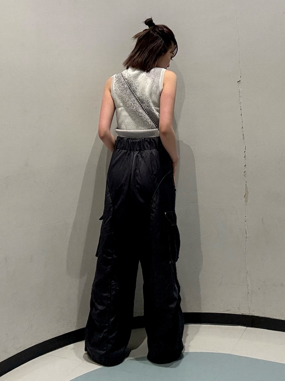 ホワイト系のタンクトップ、グレー系のカーゴパンツ、ブラック系のサンダルを着用したレディースの夏コーディネートの3枚目の写真