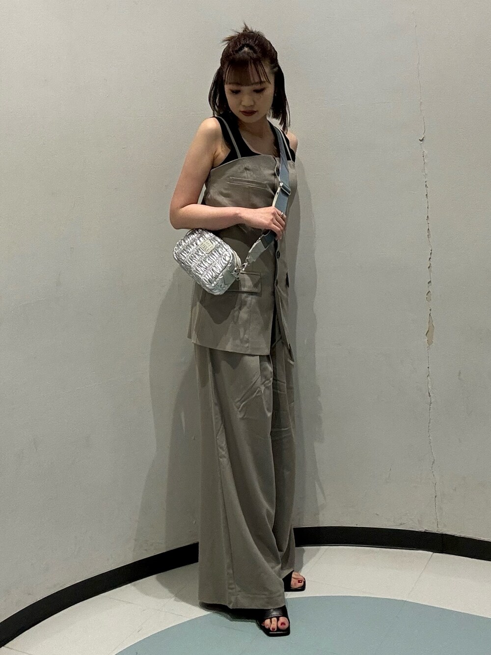 ブラック系のサンダル、ブラック系のニット/セーター、ベージュ系のその他パンツを着用したレディースの春コーディネートの2枚目の写真