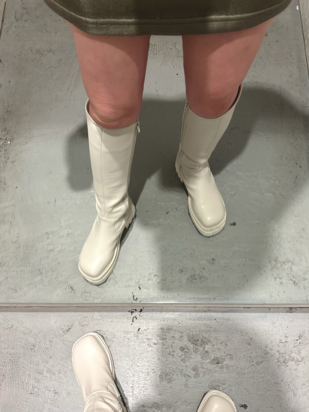 ブラック系のショルダーバッグ、ブラウン系のスカート、ブラウン系のTシャツ/カットソーを着用したレディースの冬コーディネートの7枚目の写真