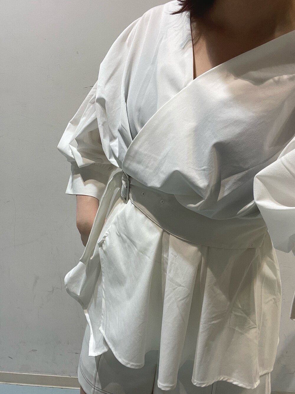 グリーン系のショルダーバッグ、ホワイト系のシャツ/ブラウス、ホワイト系のその他パンツを着用したレディースの夏コーディネートの6枚目の写真