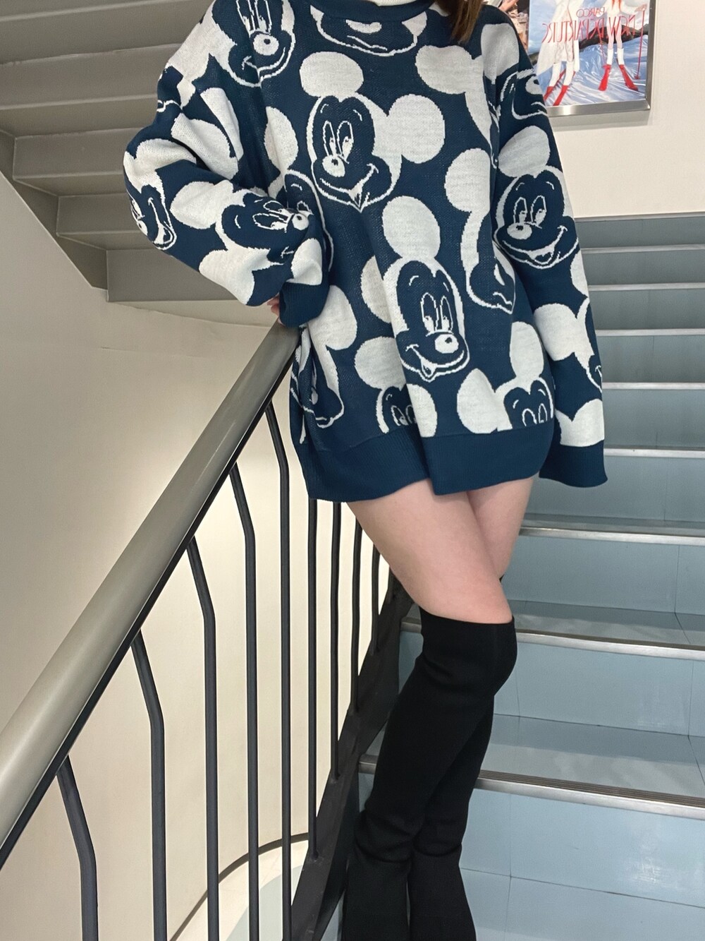 ブラック系のその他パンツ、ホワイト系のニット/セーター、ブルー系のニット/セーターを着用したレディースの秋コーディネートの5枚目の写真