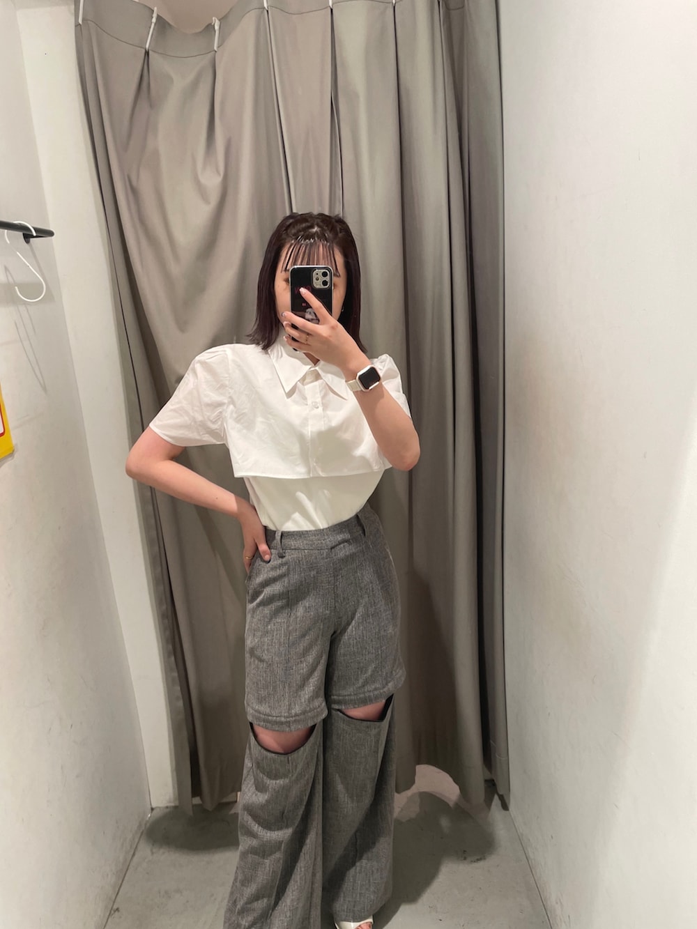 ブラック系のハンドバッグ、ホワイト系のシャツ/ブラウス、ホワイト系のサンダルを着用したレディースの春コーディネートの5枚目の写真