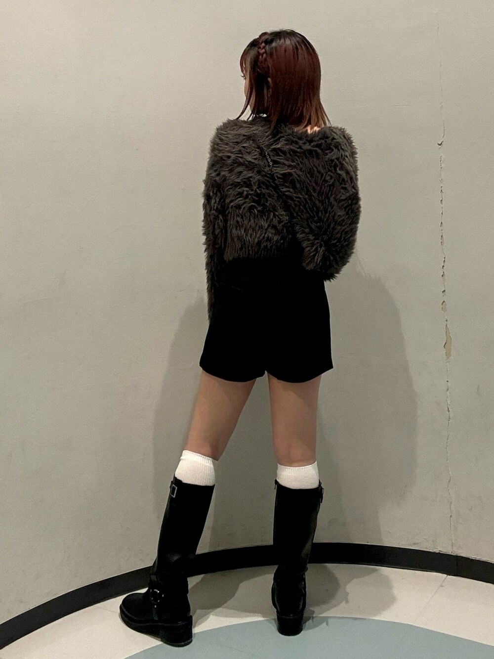 グレー系のニット/セーター、ブラック系のブーツ、ブラック系のその他パンツを着用したレディースの秋コーディネートの3枚目の写真