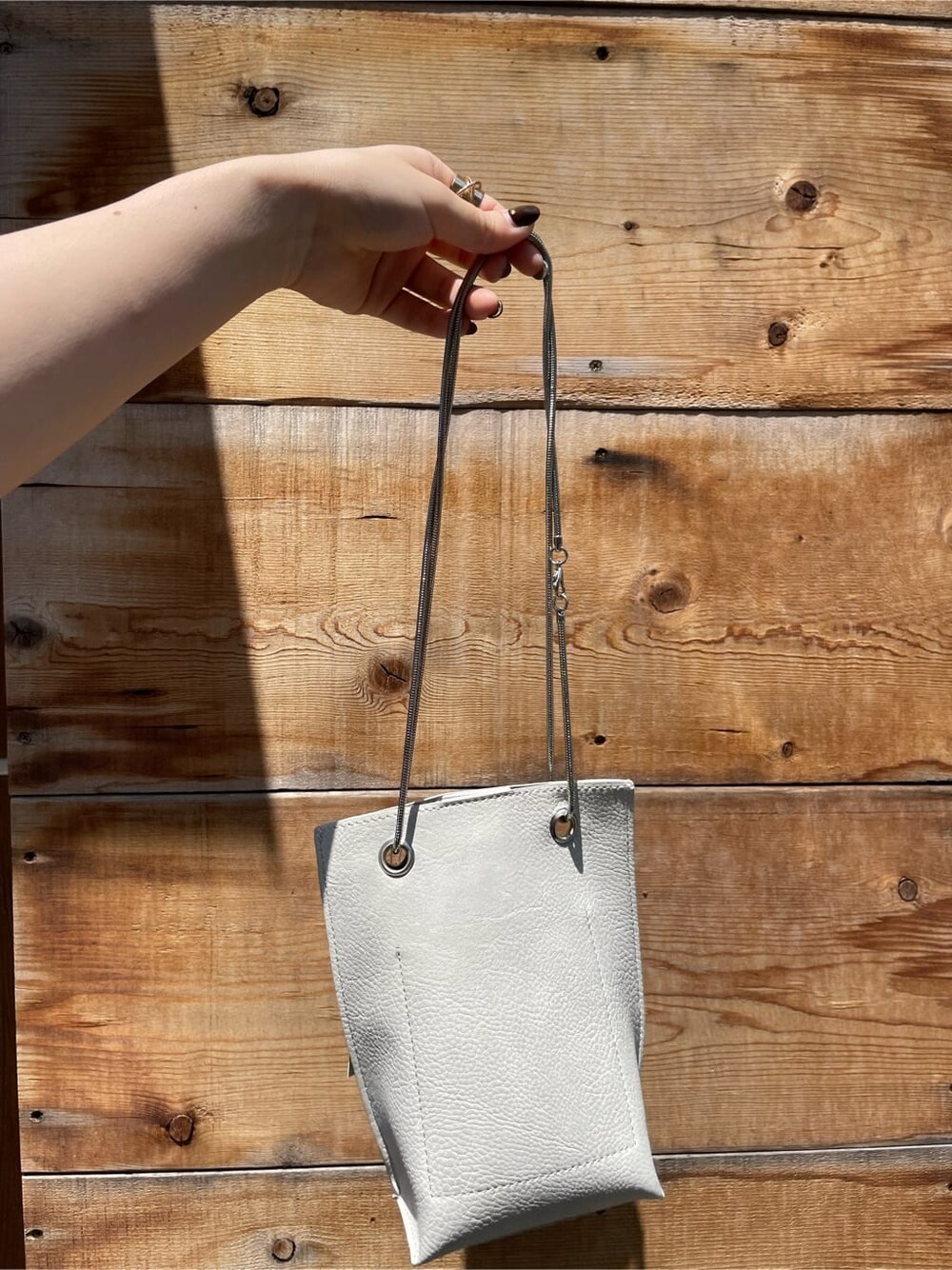 ブルー系のワンピース、ホワイト系のショルダーバッグ、ブラック系のサンダルを着用したレディースの夏コーディネートの5枚目の写真