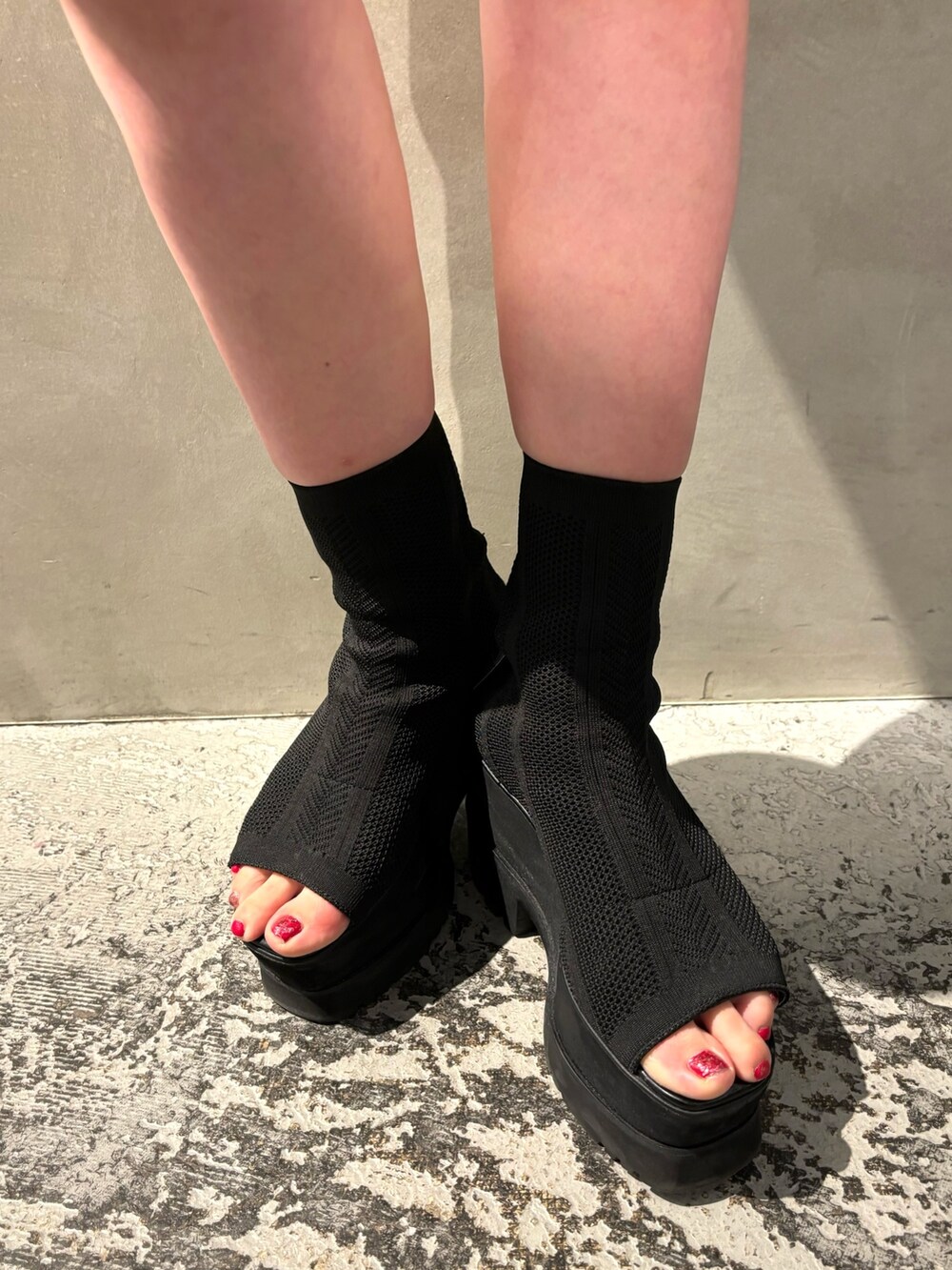 ブルー系のワンピース、ブラック系のブーツを着用したレディースの夏コーディネートの7枚目の写真