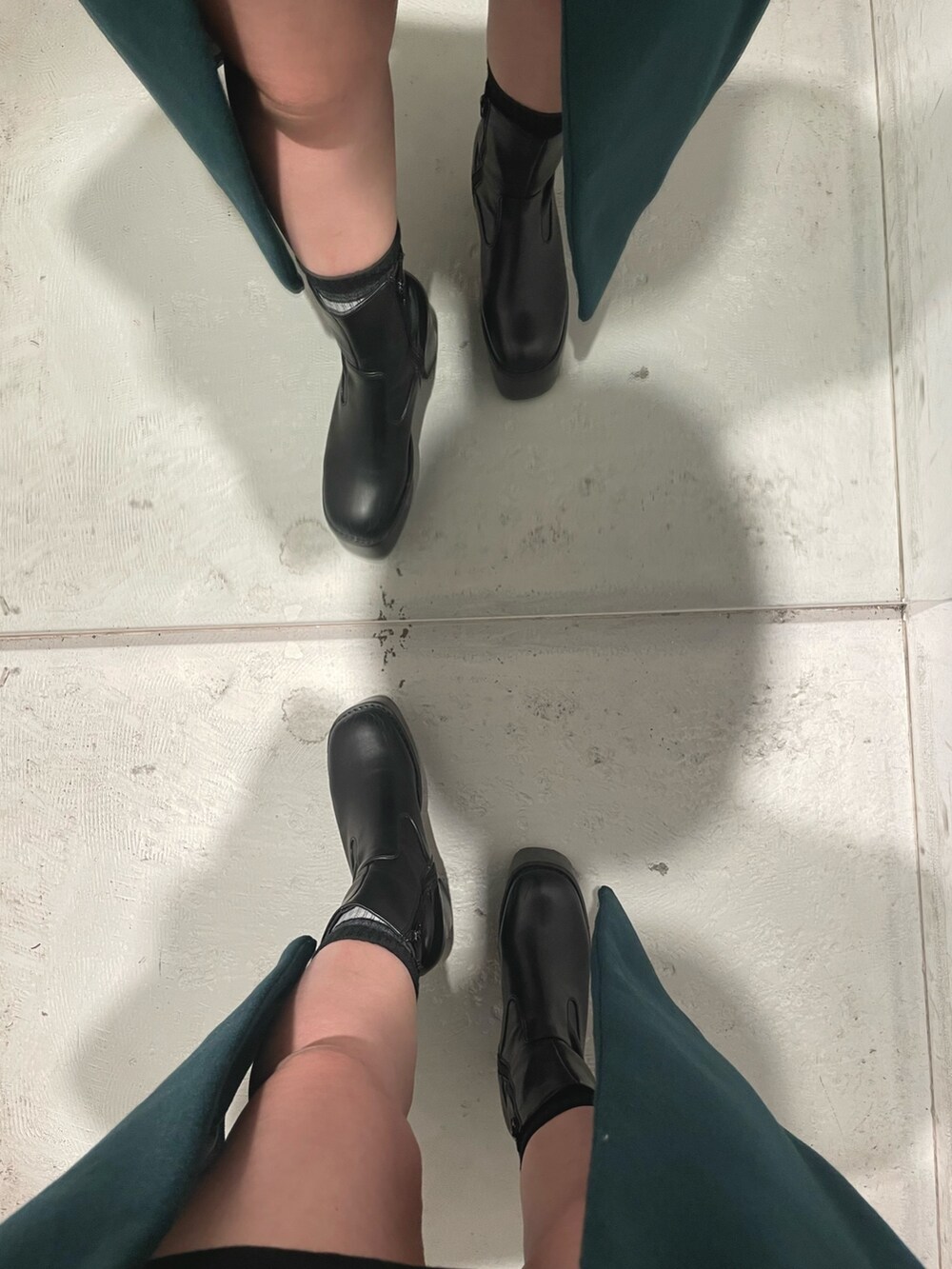 ブラック系のスカート、グリーン系のその他アウター、ブラック系のニット/セーターを着用したレディースの秋コーディネートの7枚目の写真