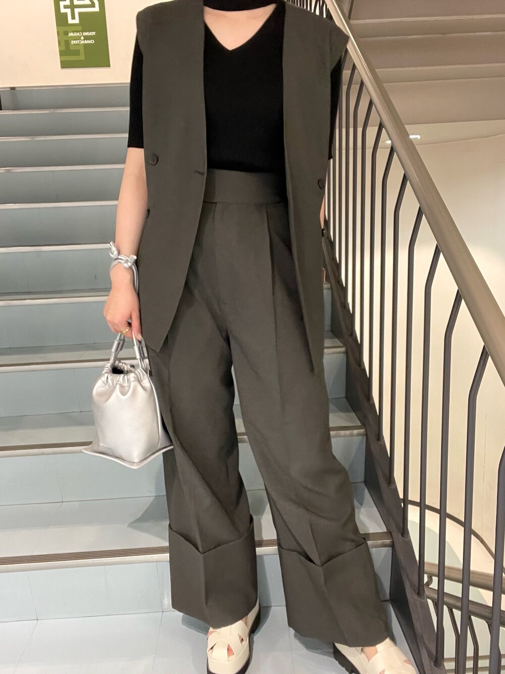 ホワイト系のサンダル、グレー系のスラックス、グレー系のテーラードジャケットを着用したレディースの春コーディネートの5枚目の写真