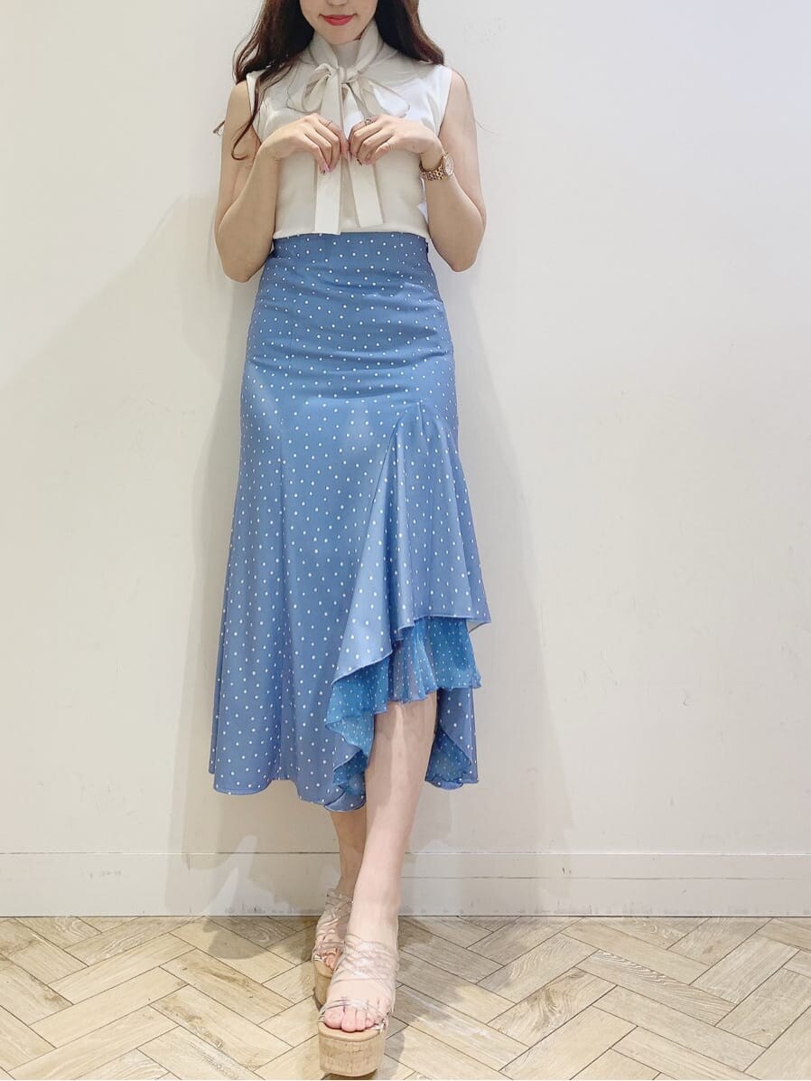 ブルー系のスカート、その他のサンダル、ホワイト系のニット/セーターを着用したレディースの春コーディネートの2枚目の写真