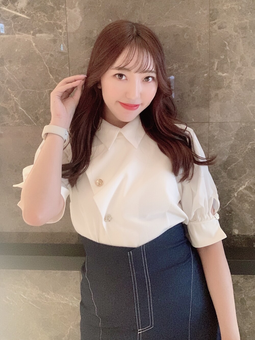 シルバー系のパンプス、ブルー系のスカート、ホワイト系のシャツ/ブラウスを着用したレディースの夏コーディネートの7枚目の写真