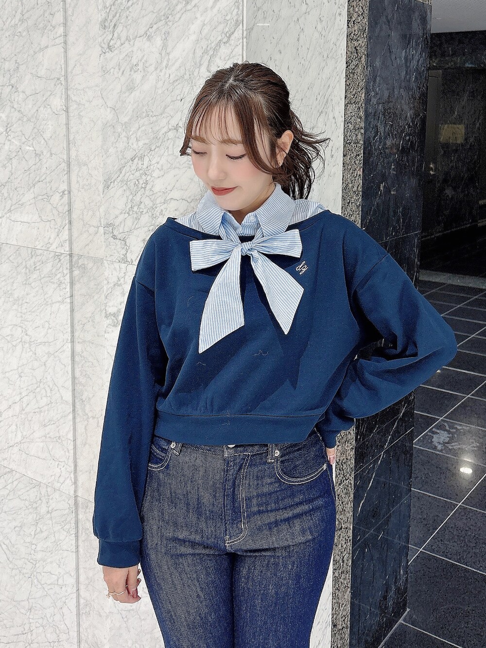 ブルー系のデニムパンツ、ブルー系のスウェットを着用したレディースの冬コーディネートの6枚目の写真