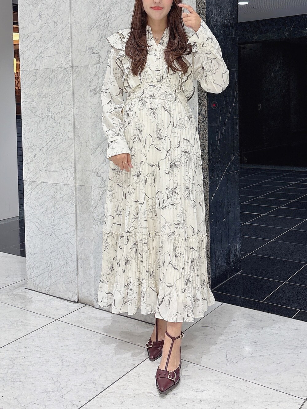 ホワイト系のワンピース、レッド系のパンプスを着用したレディースの秋コーディネートの2枚目の写真