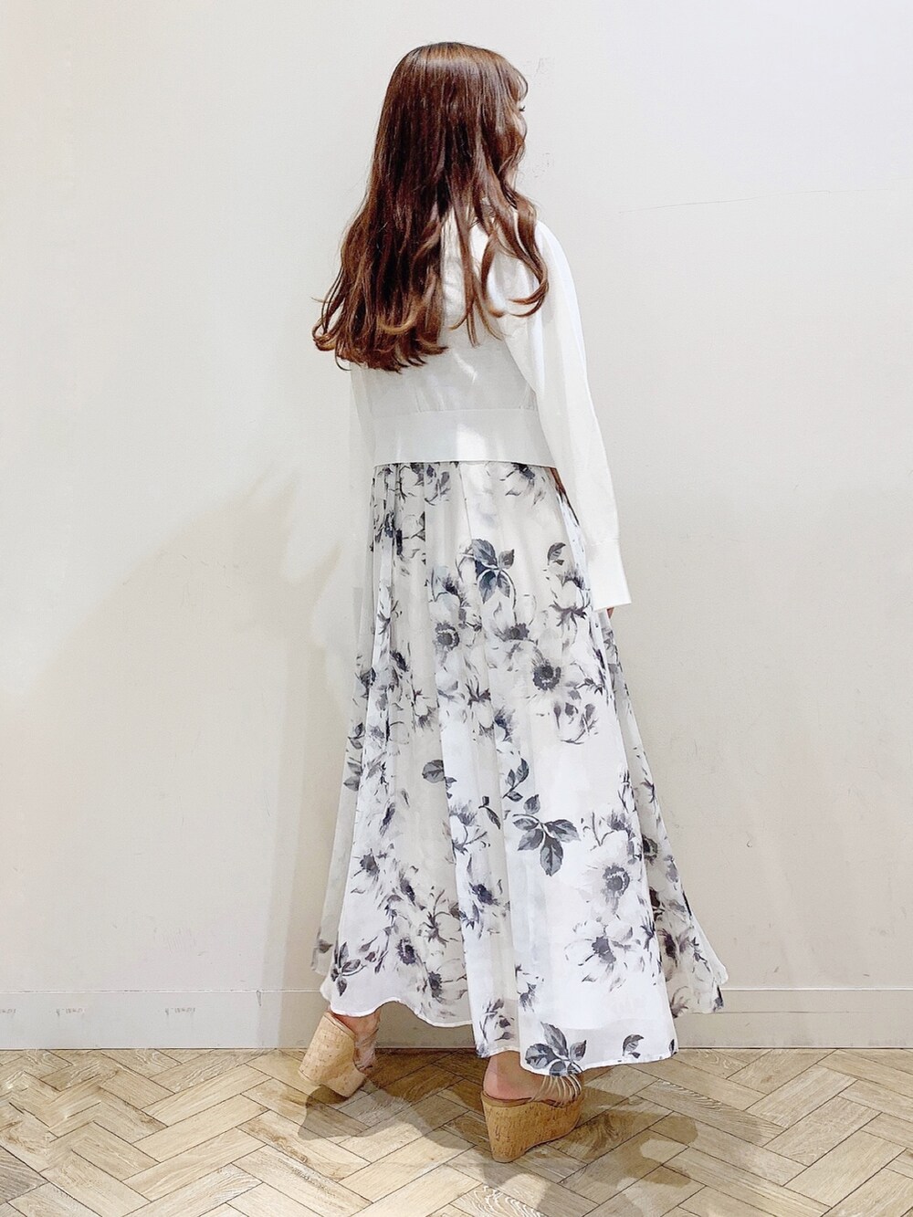 ベージュ系のワンピース、その他のサンダル、ホワイト系のカーディガン/ボレロを着用したレディースの春コーディネートの8枚目の写真