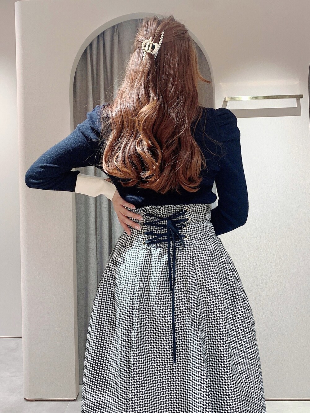 その他のスカート、その他のニット/セーター、ブラック系のパンプスを着用したレディースの秋コーディネートの9枚目の写真