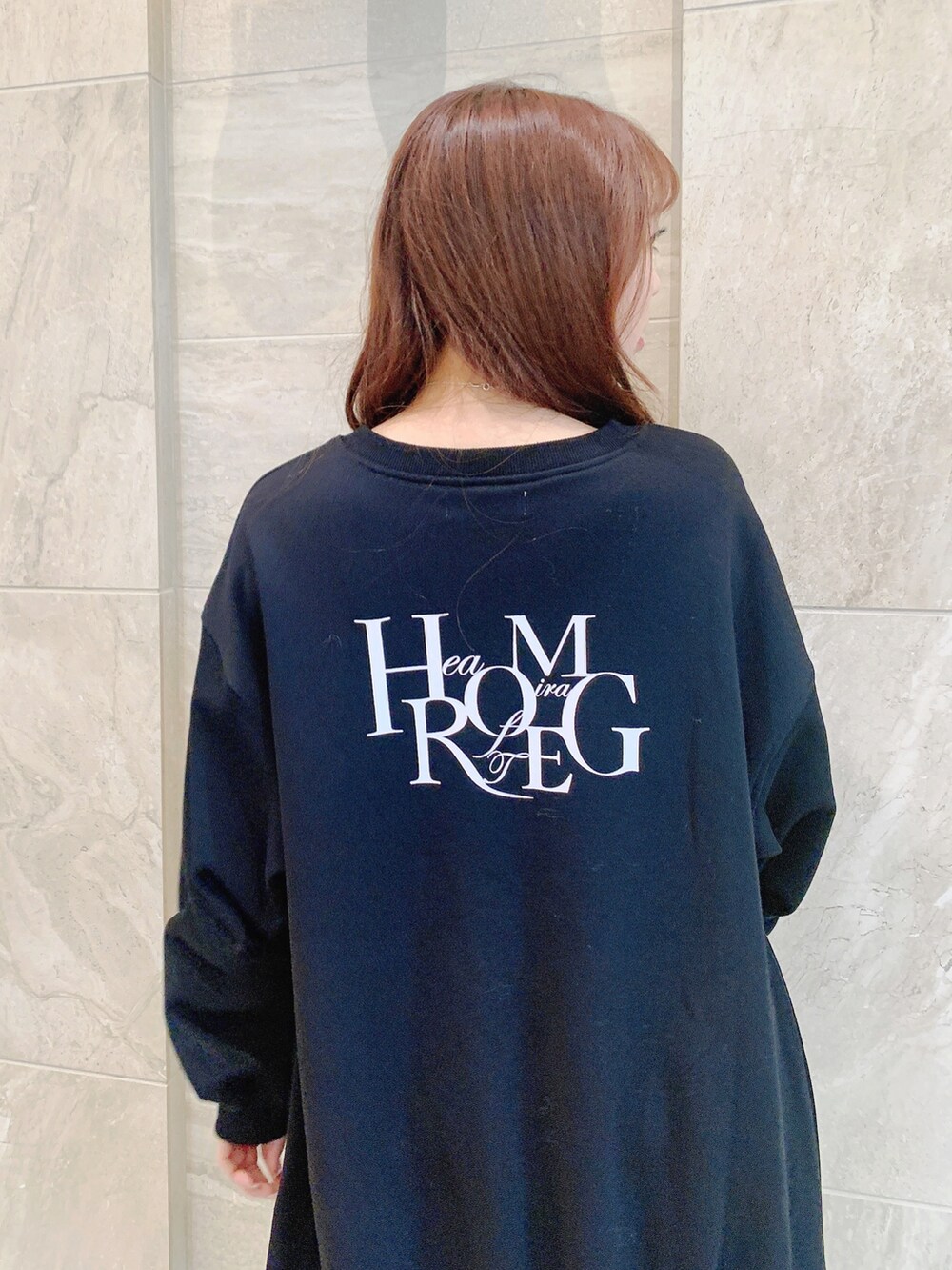 ブラック系のTシャツ/カットソー、ホワイト系のブーツを着用したレディースの冬コーディネートの7枚目の写真