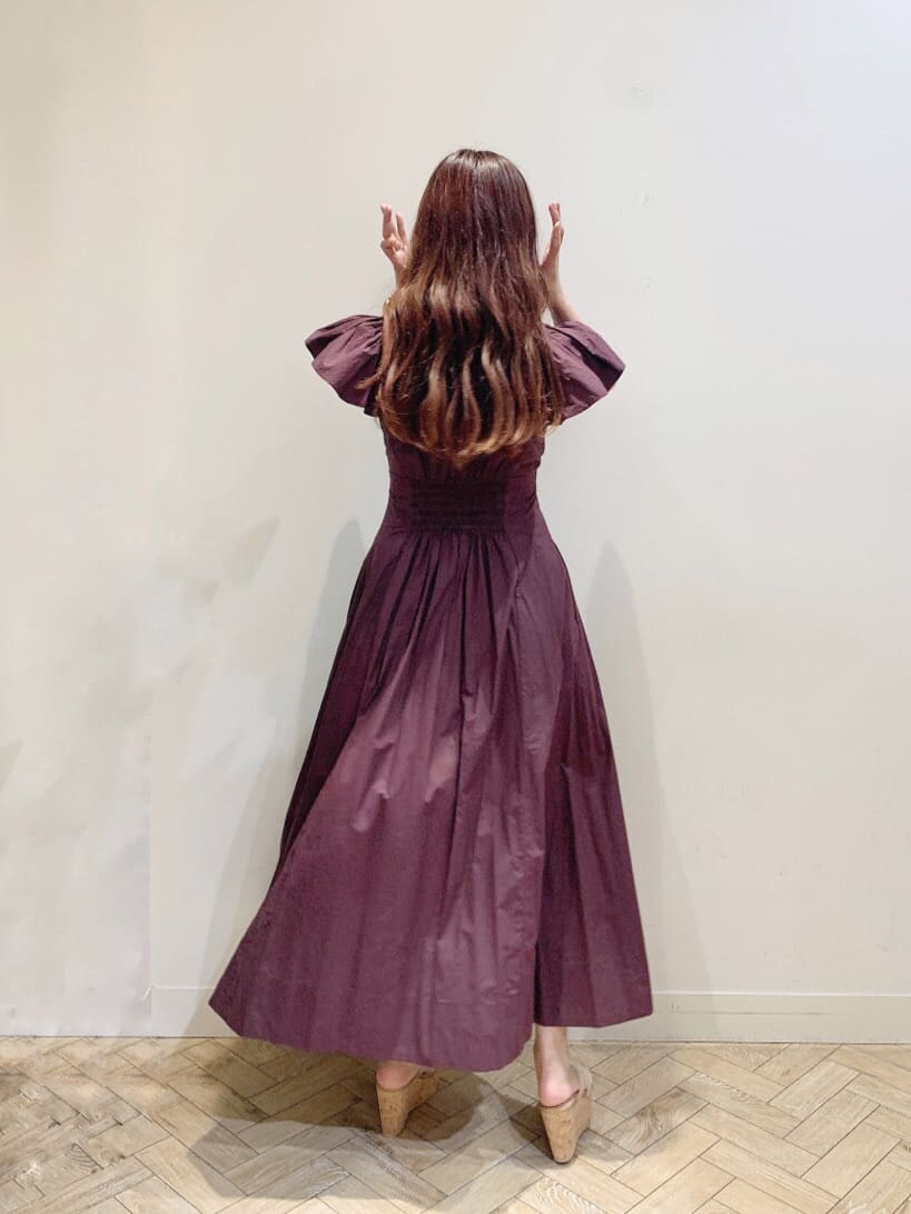 ブラウン系のワンピースを着用したレディースの夏コーディネートの5枚目の写真