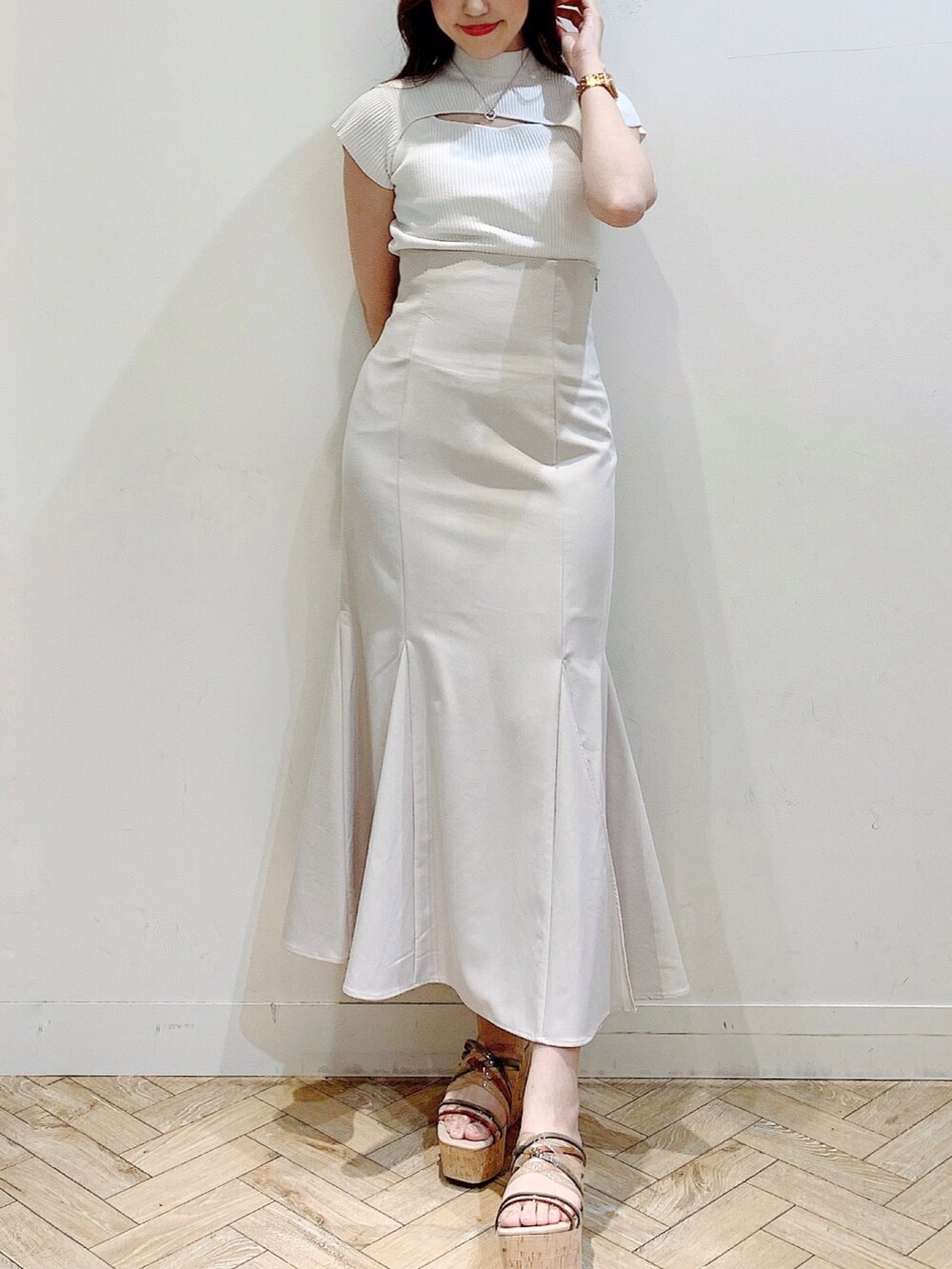 ベージュ系のスカート、ホワイト系のニット/セーター、その他のサンダルを着用したレディースの夏コーディネートの3枚目の写真