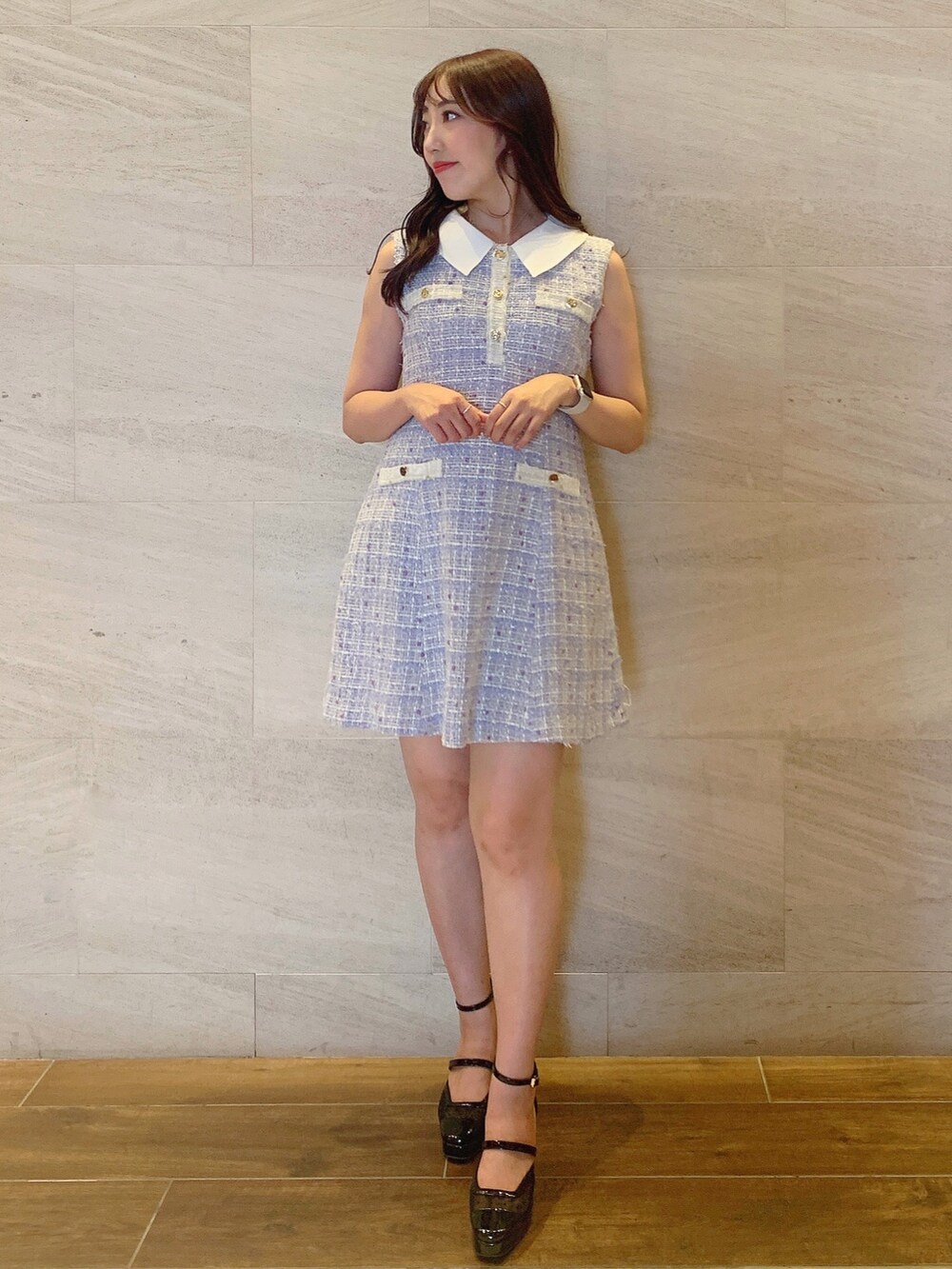 パープル系のワンピース、ブラック系のパンプスを着用したレディースの夏コーディネートの3枚目の写真