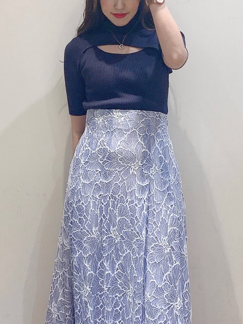 ブルー系のスカート、グレー系のニット/セーター、その他のサンダルを着用したレディースの春コーディネートの7枚目の写真