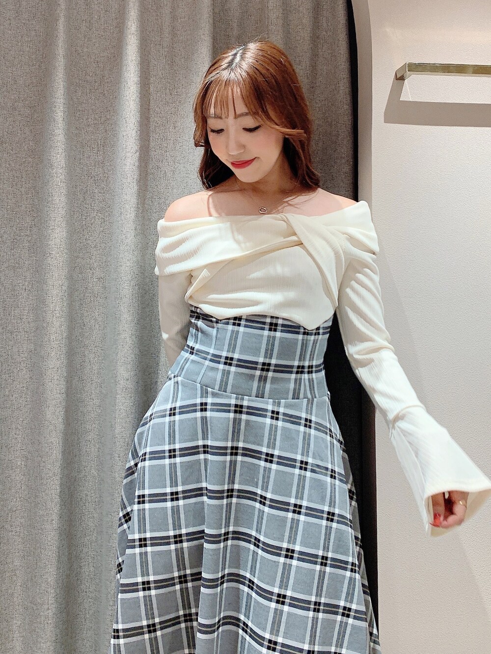 ホワイト系のワンピース、ホワイト系のブーツを着用したレディースの秋コーディネートの7枚目の写真