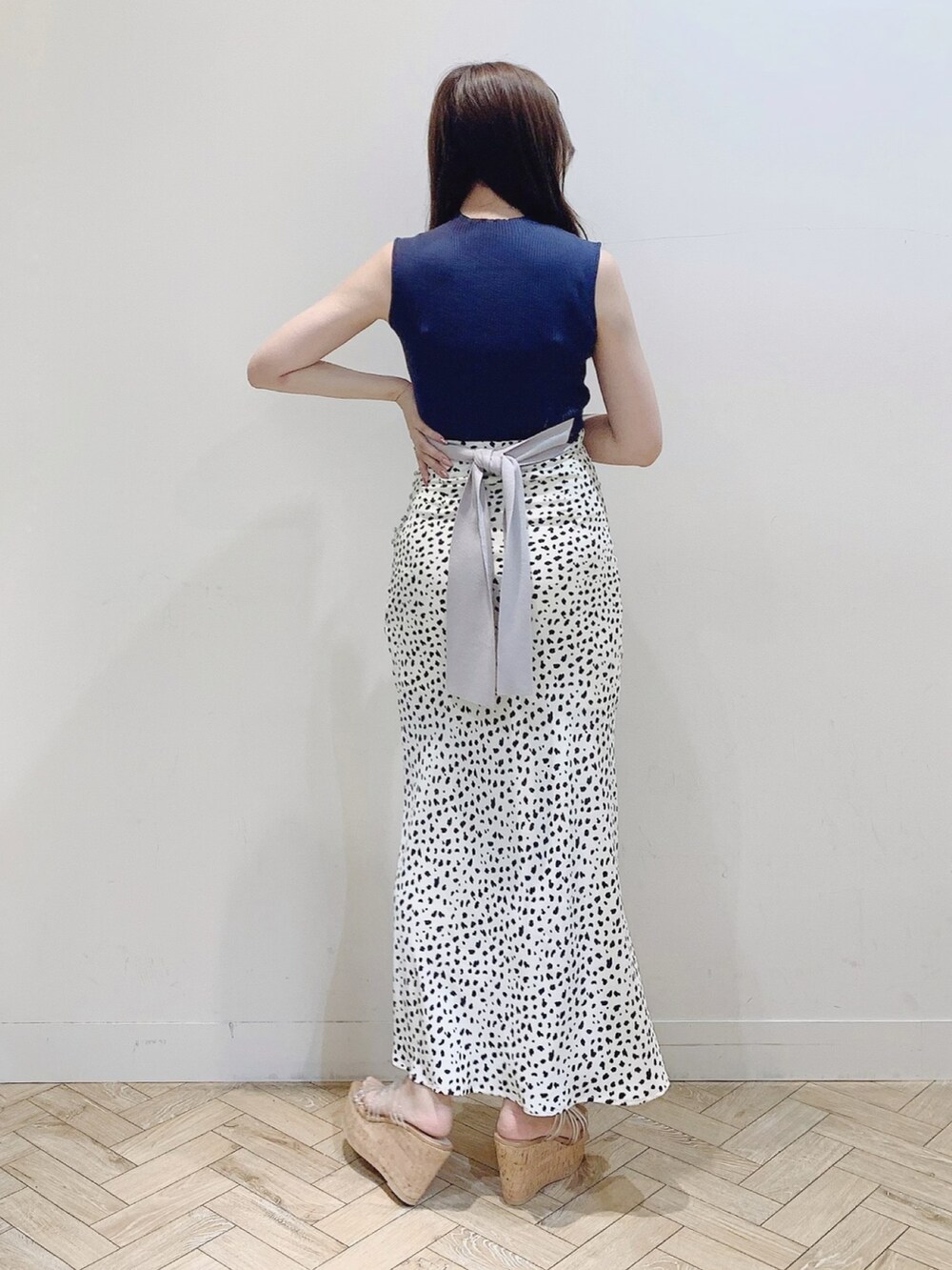 その他のスカート、グレー系のニット/セーター、その他のサンダルを着用したレディースの夏コーディネートの6枚目の写真