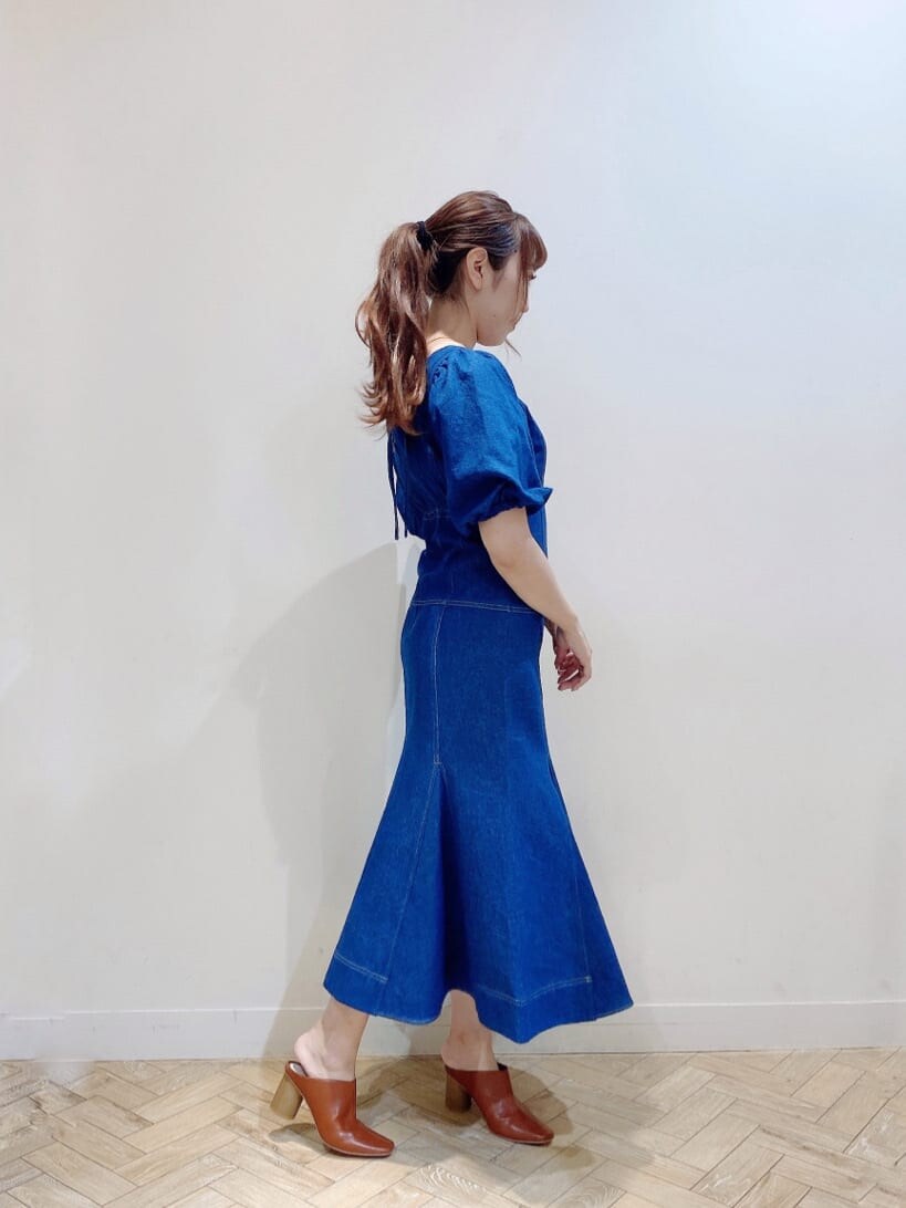 ブルー系のワンピース、ブラウン系のサンダル、ブラウン系のサンダルを着用したレディースの夏コーディネートの2枚目の写真